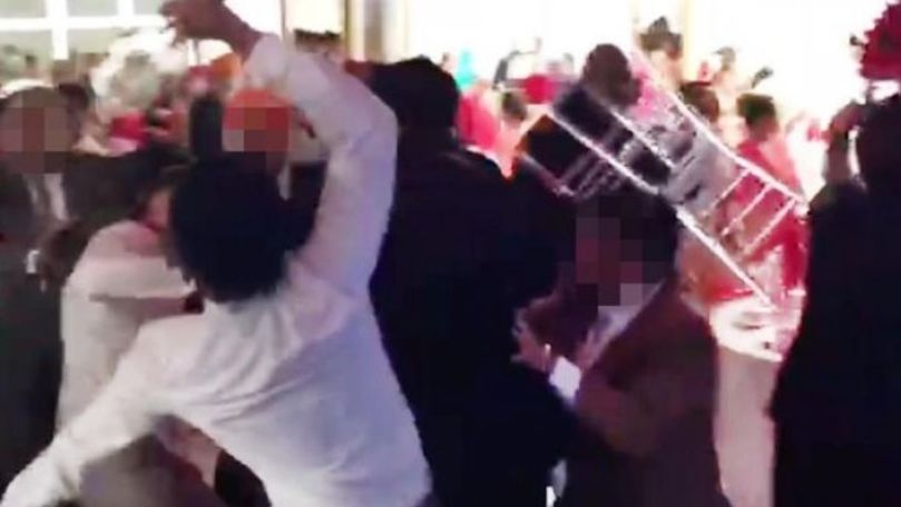 Trei bărbați au intrat la o petrecere privată și au luat la bătaie invitații 