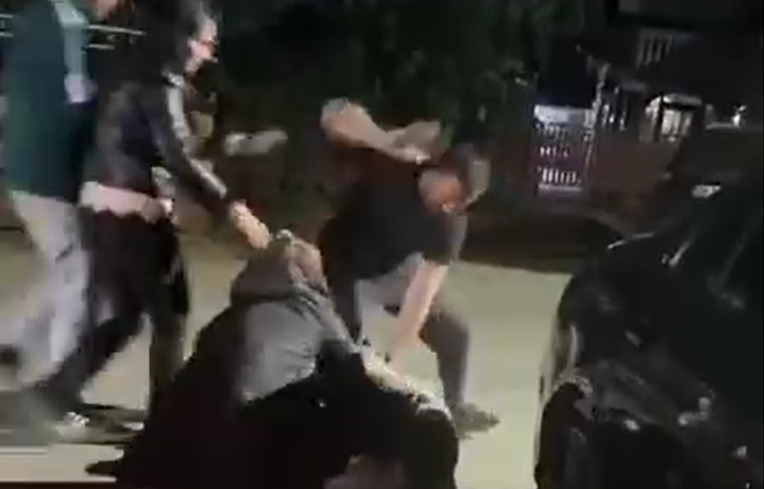 Bătaie între cinci tineri pe drumul public: Doi dintre ei au fost reținuți