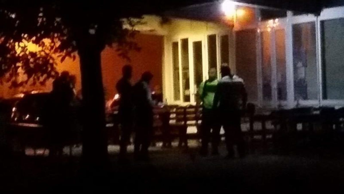 Bătaie iscată pe terasa unui bar din Botoșani: Un tânăr a fost REȚINUT