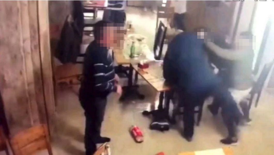 Tânăr snopit în bătaie pe terasa unui bar din Botoșani: Agresorii au fost reținuți 