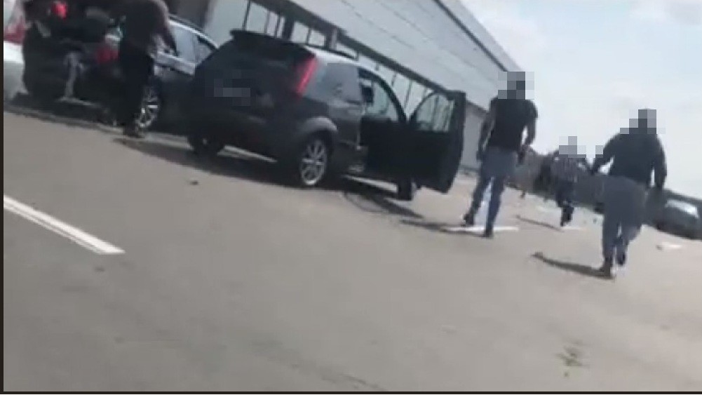 Bătaie în parcarea unui magazin, doi tineri reținuți de polițiști  