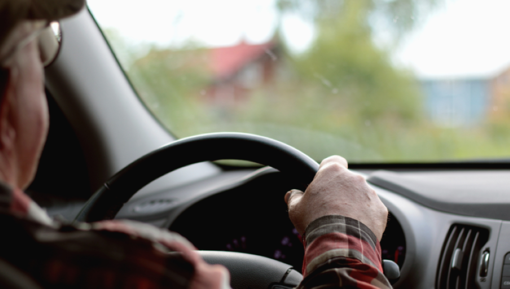 Un moș de 81 de ani prins la volan băut bine și FĂRĂ permis