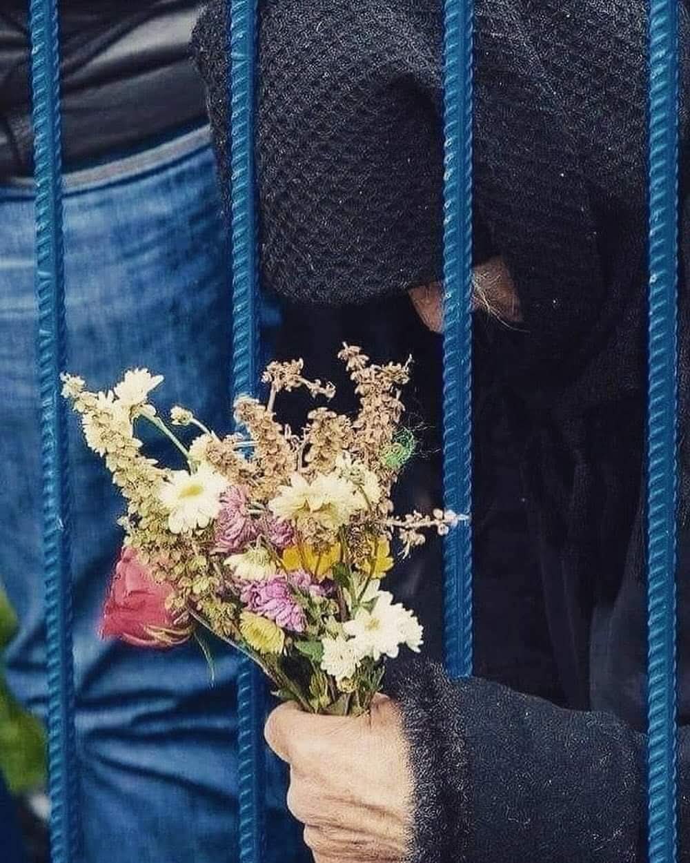 Imaginea care a devenit virală, o bătrână stă la coadă să se închine la Sfânta Parascheva: E mamaia unei țări și a unui neam 