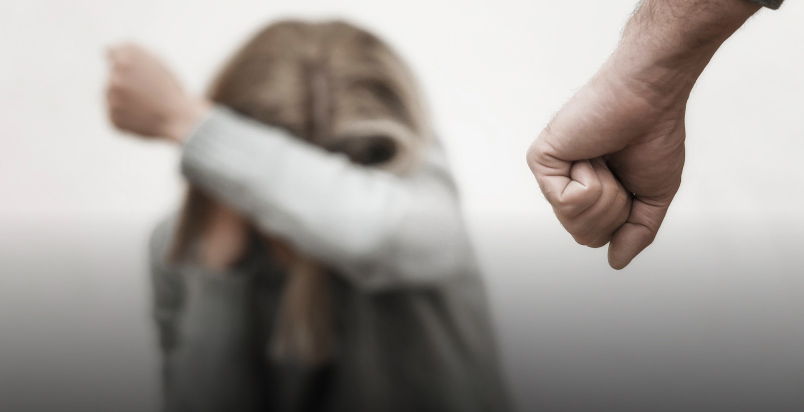 Botoșăneancă BĂTUTĂ de propriul soț: Bărbatul nu mai are voie să se apropie de ea