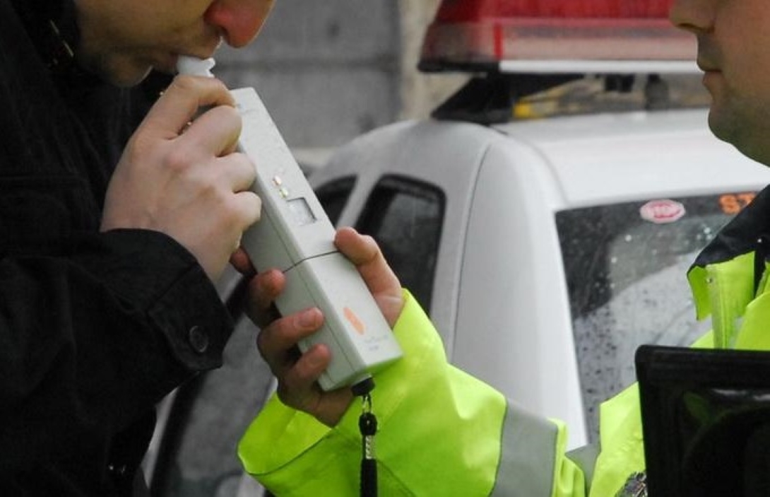 Un bărbat băut și cu permisul anulat de 15 ani a fost prins la volan 