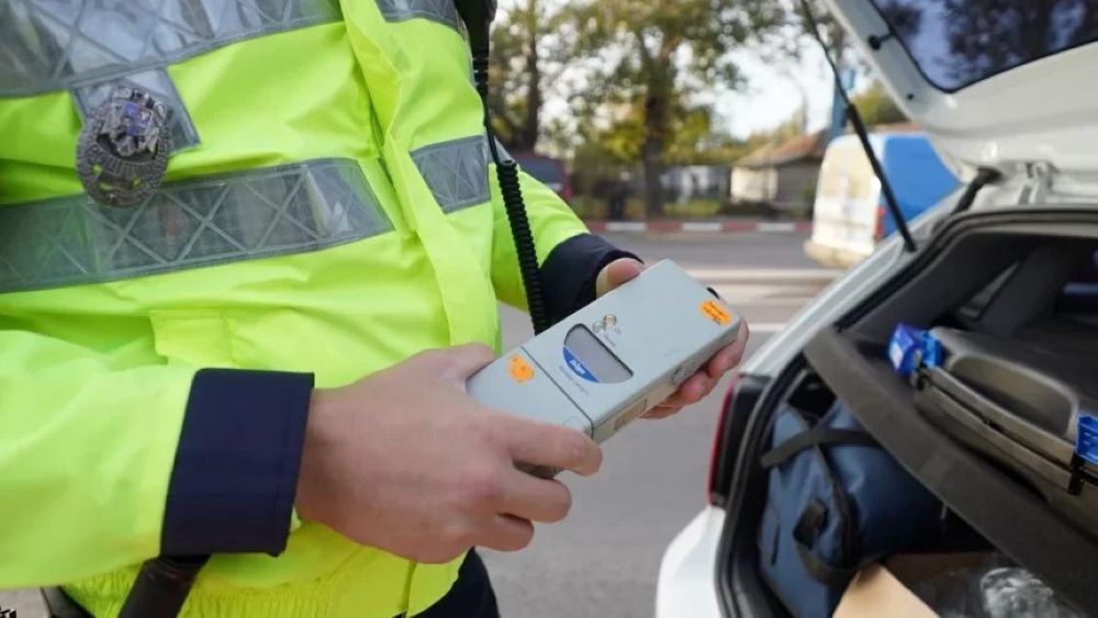 Șofer beat mangă scos forțat din mașină în ziua alegerilor&nbsp;