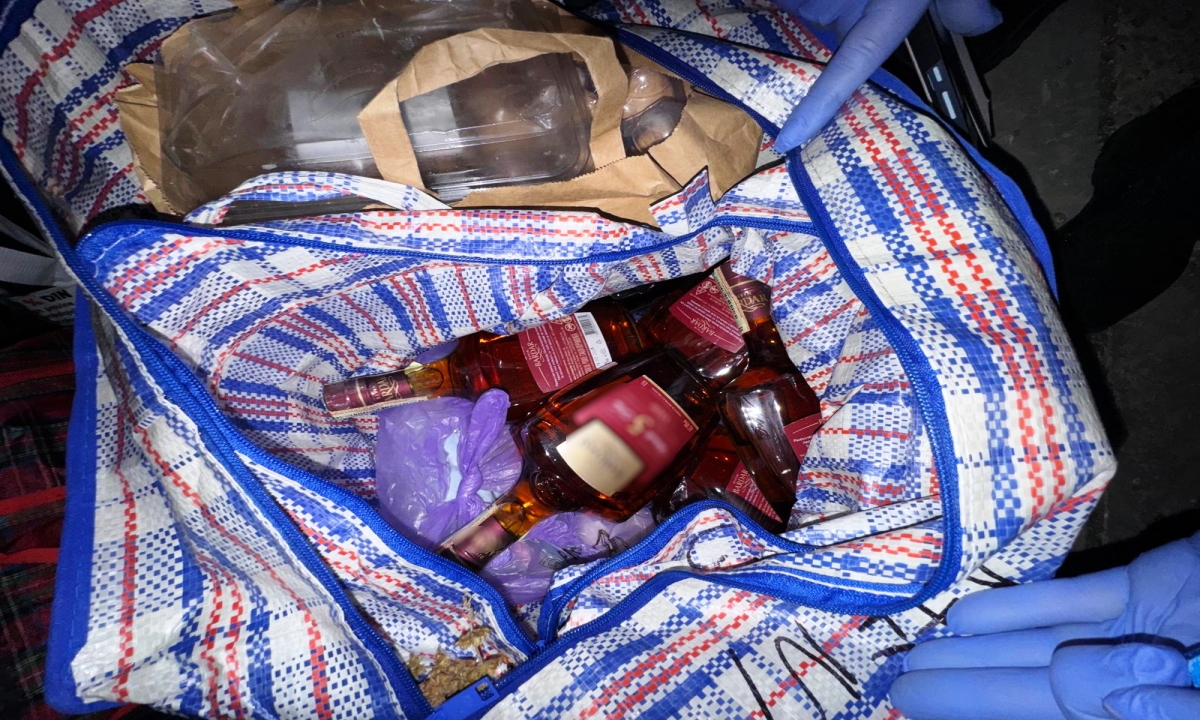 Băutură ascunsă în sacoșe de rafie, „captură” a polițiștilor dintr-un autocar