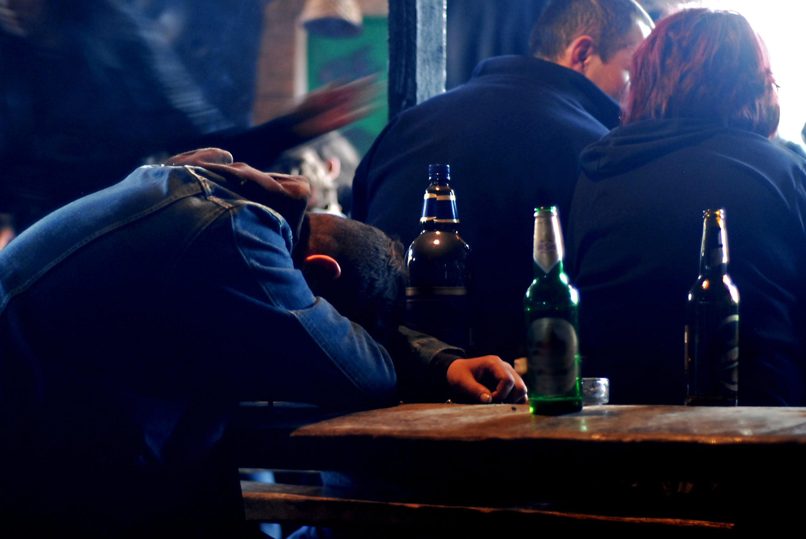 Campioni la băutură: Botoșănenii recunosc - De plăcere beau