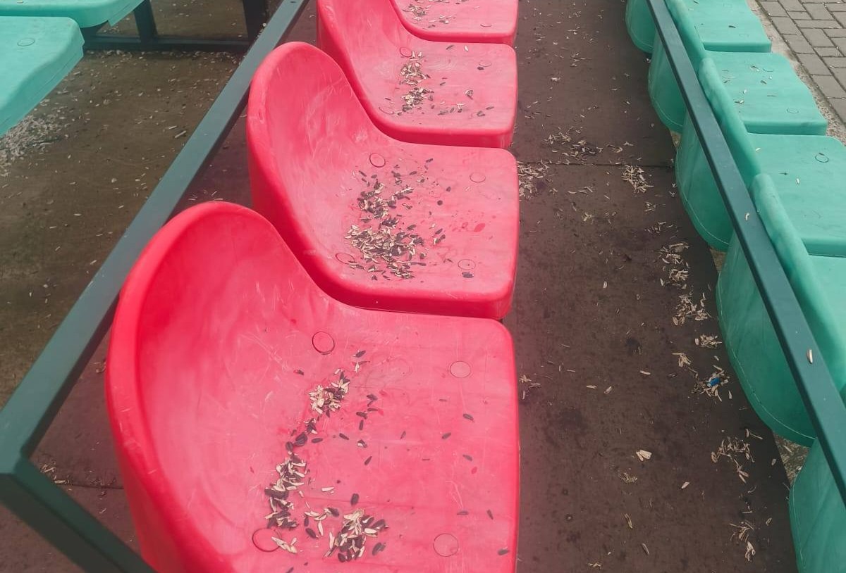 Coji de semințe, pahare,  sticle… Primarul de la Bucecea, apel către iubitorii de fotbal să păstreze curățenia în baza sportivă  