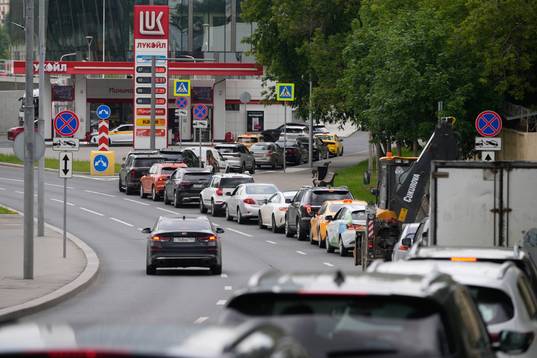 Poliția și Garda Națională, mobilizate la benzinăriile din Rusia pentru a controla cozile formate pe fondul crizei de carburant. Ce se întâmplă