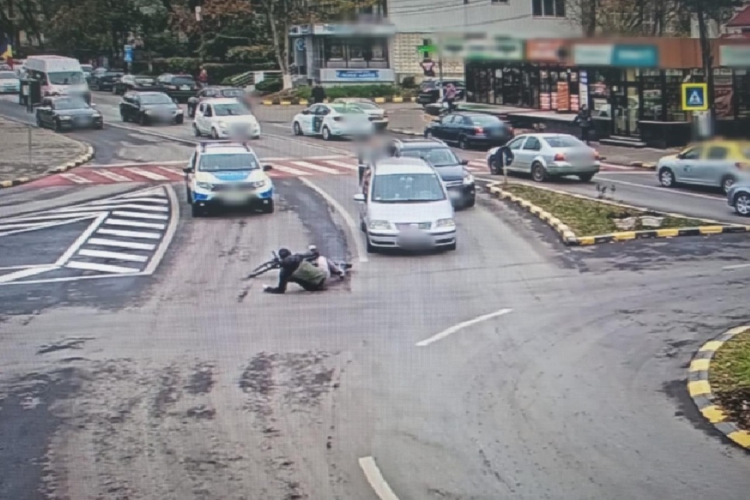 Accident într-o intersecție din Botoșani: Biciclist lovit de o mașină