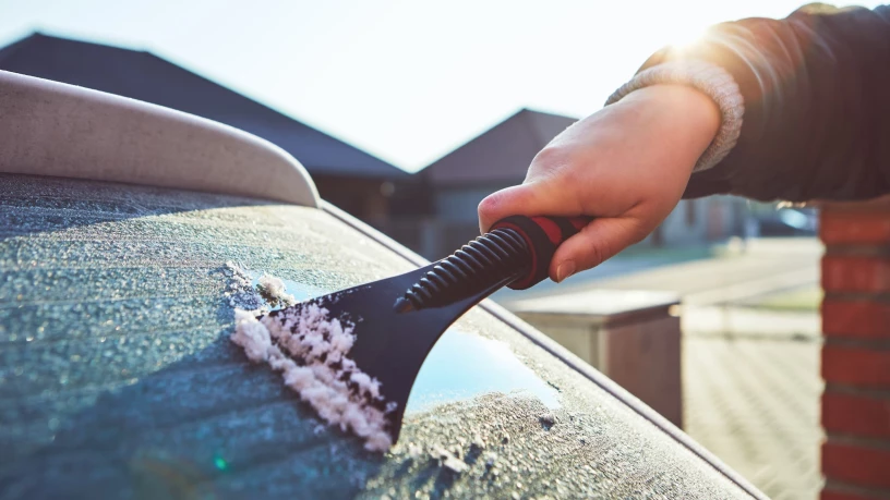 Cum dezgheți rapid mașina pe ger: metode eficiente și greșeli de evitat la Botoșani