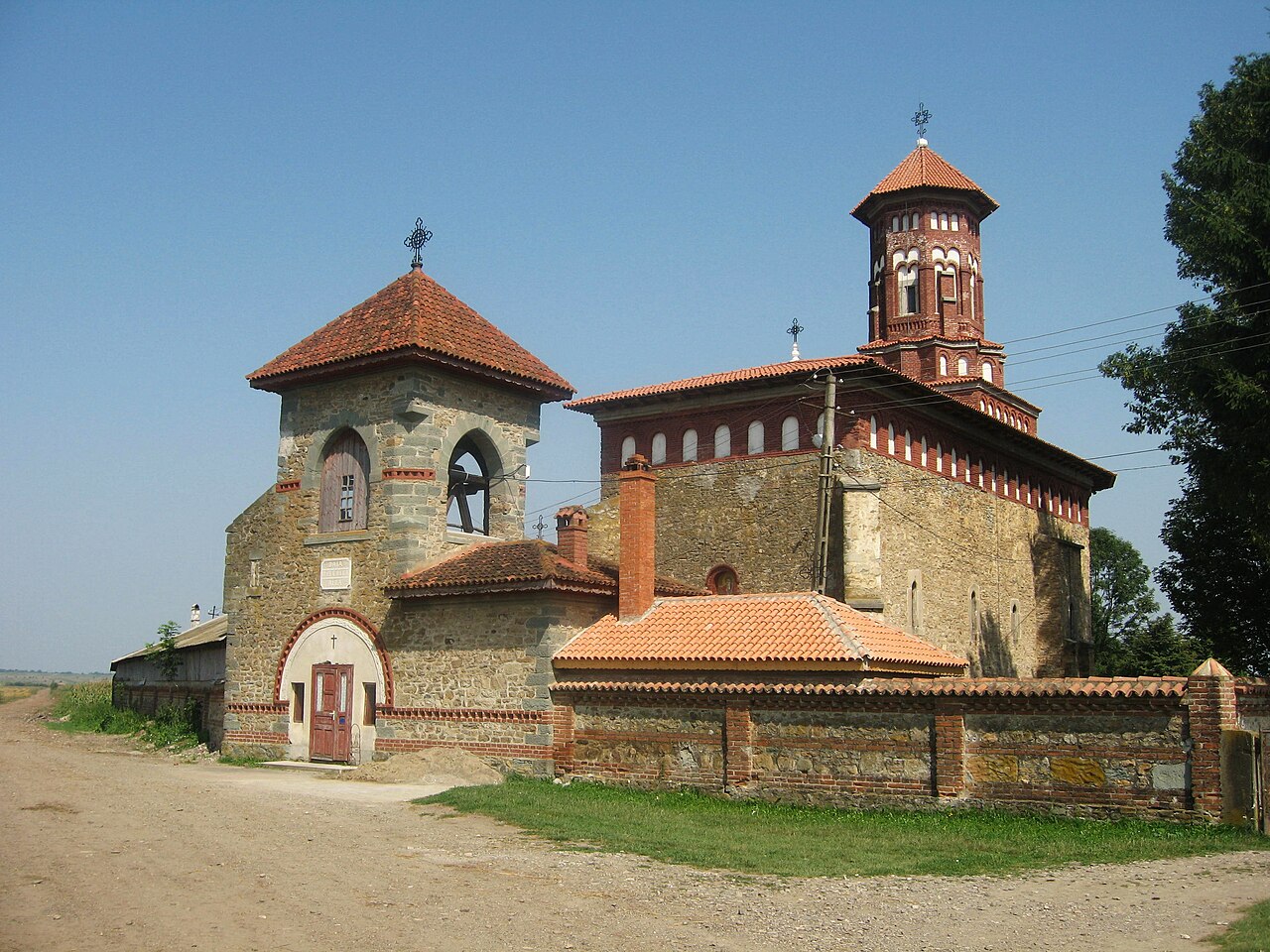 Locul unde istoria prinde viață: „Biserica Albă” care atrage turiști și din Botoșani 