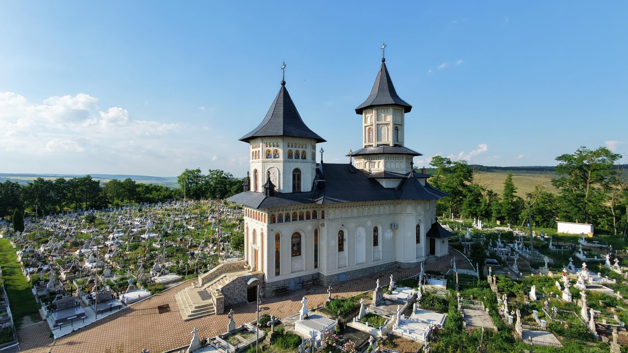 Binele făcut împreună aduce lumină: Casă renovată pentru un cuplu și zeci de familii ajutate la o biserică din Botoșani