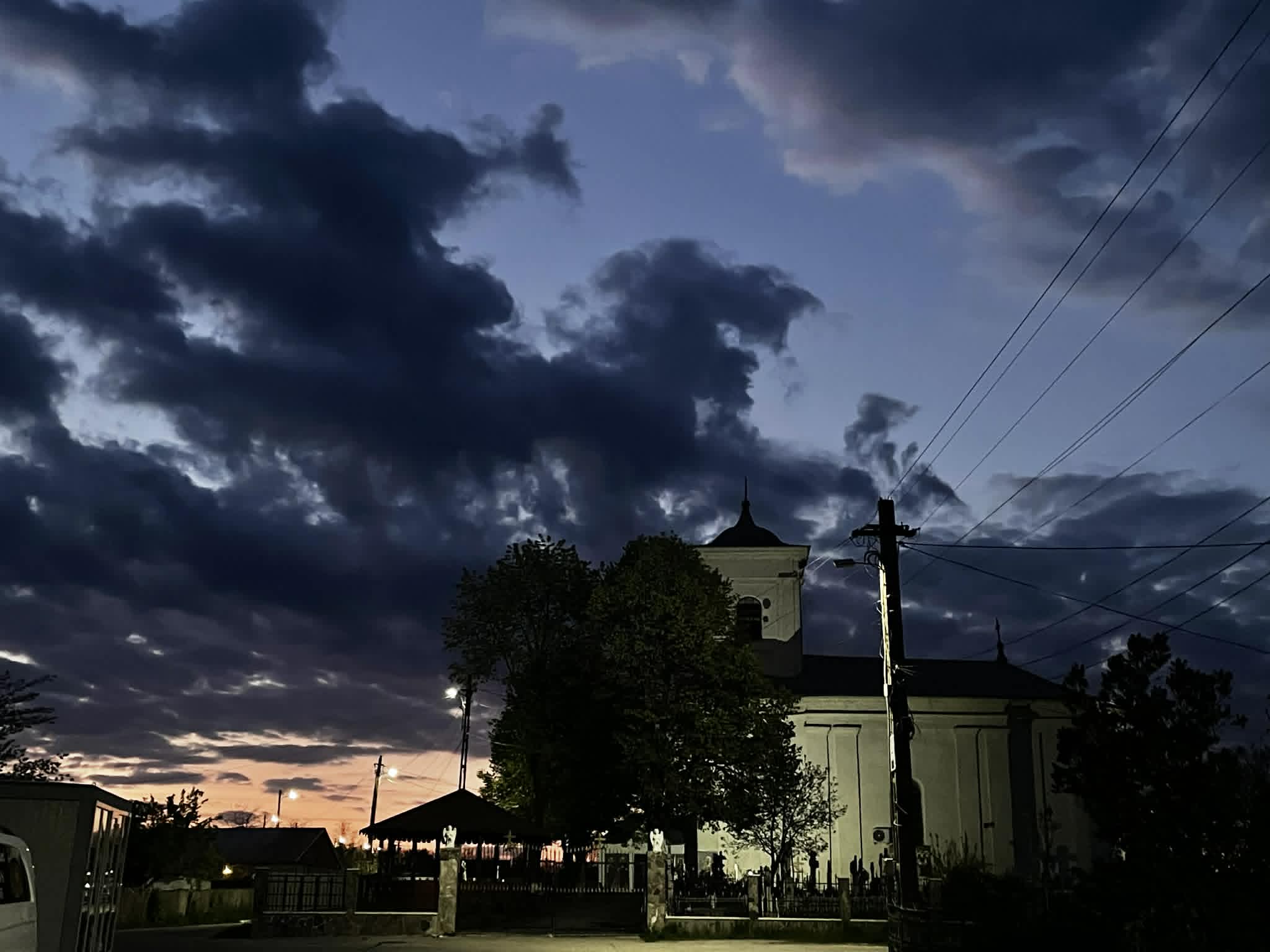 biserica de la todireni la ceas de seara