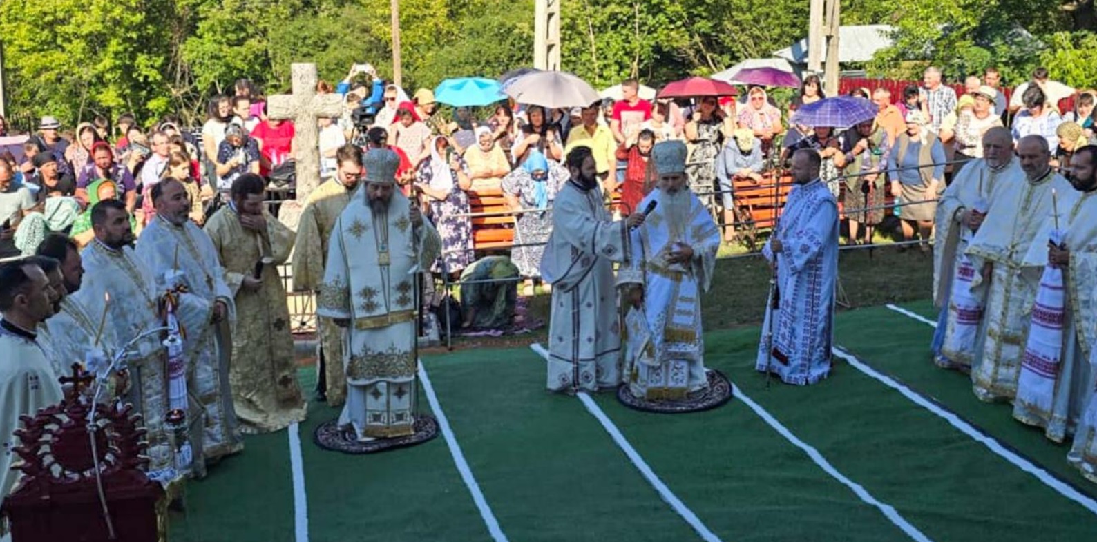 Biserică din județ, resfințită de doi ierarhi: Un preot a primit distincția „Crucea Sfântului Ierarh Dosoftei”