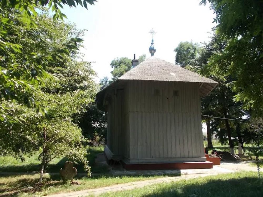 Biserica de lemn din Botoșani aflată într-o poiană retrasă 
