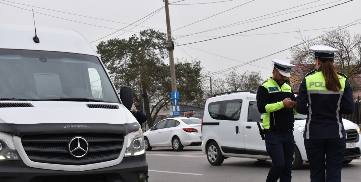 Sute de șoferi opriți în trafic, amenzi și aproape 50 de permise REȚINUTE de polițiști în weekend
