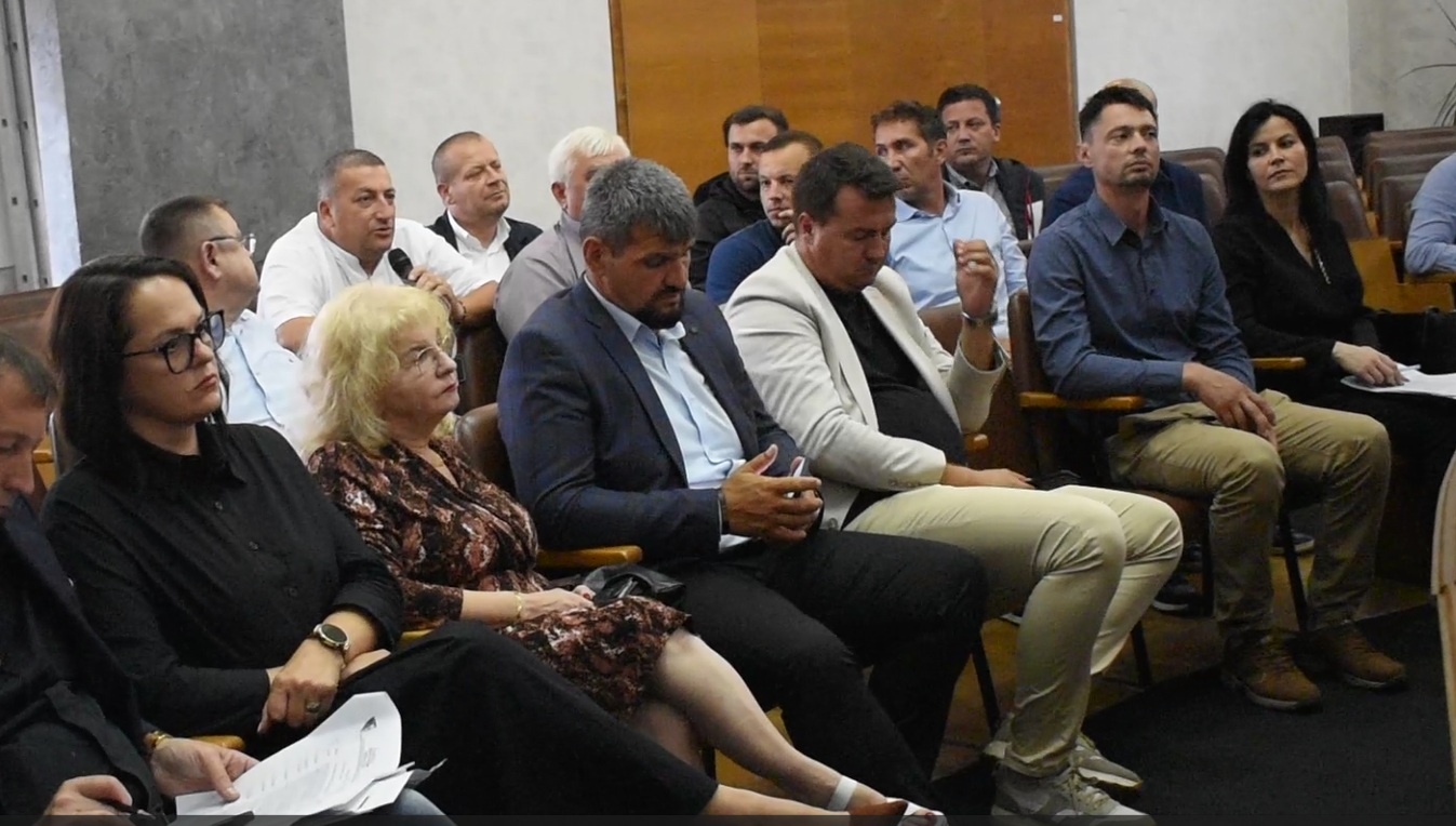 Botoșăneni lăsați fără autobuz pe unul dintre traseele județului, se cer explicații de la Consiliul Județean– VIDEO