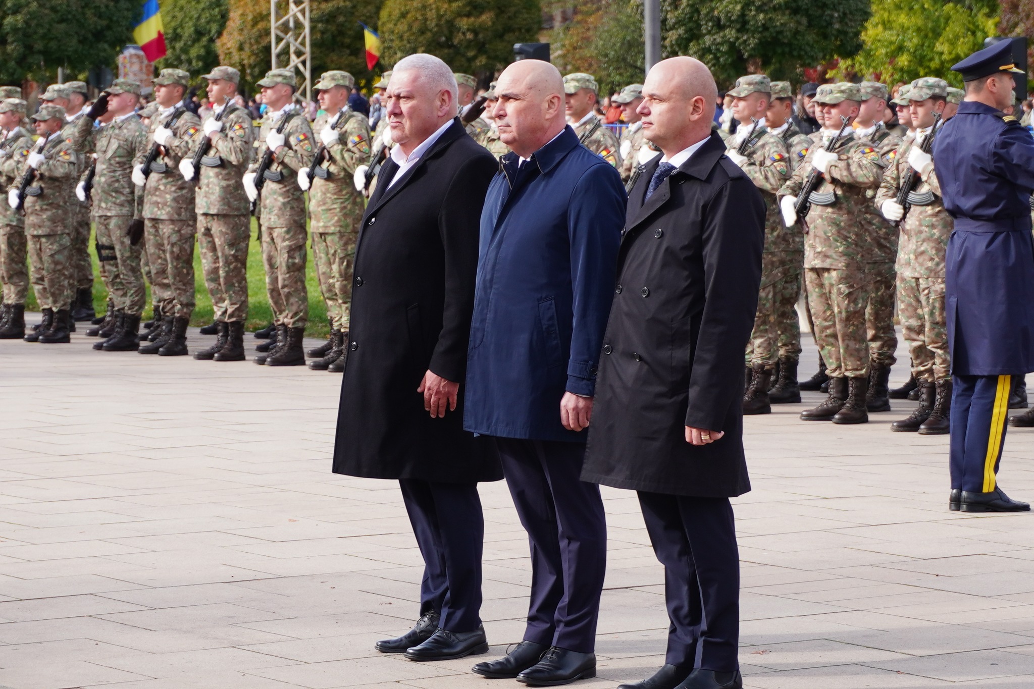 Premierul Ilie Bolojan, huiduit la Carei de Ziua Armatei: Două amenzi aplicate de jandarmi