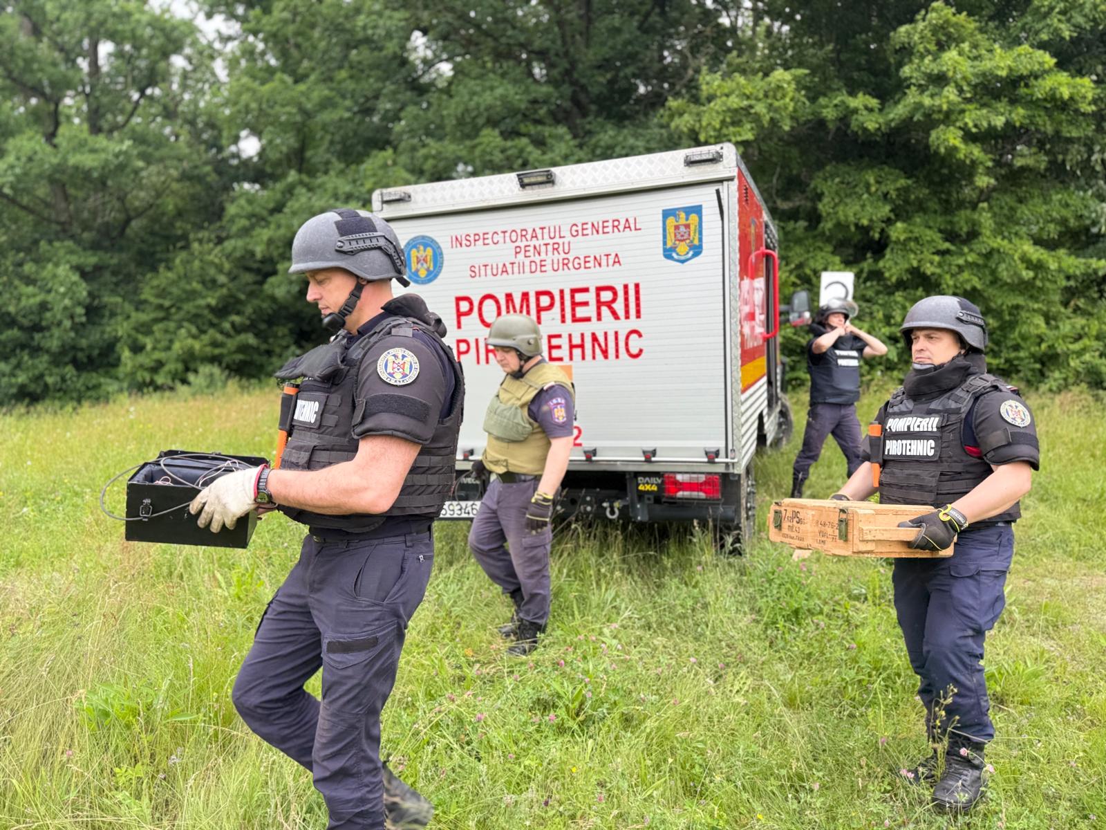 bomba de aviatie distrusa de pirotehnicieni (