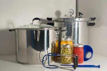 Borcanele pentru conservele de toamnă: când trebuie sterilizate separat și de ce timpul de procesare contează
