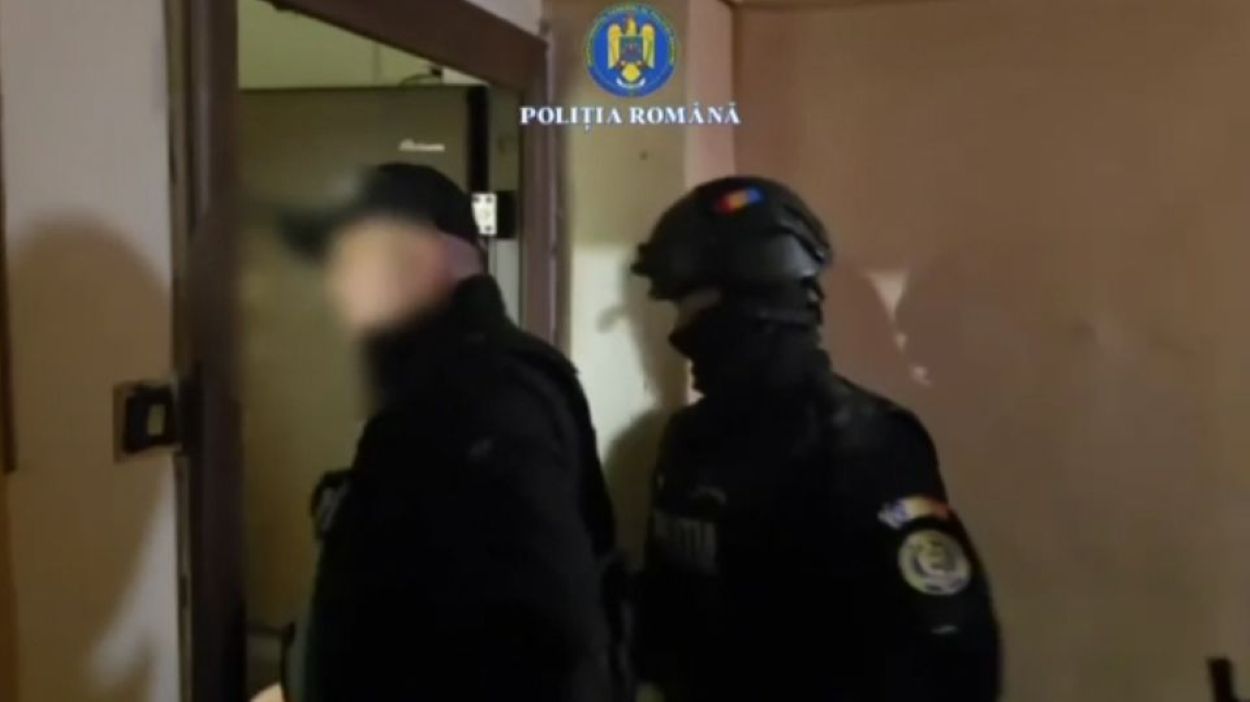 botosanean descoperit cu un pistol.j