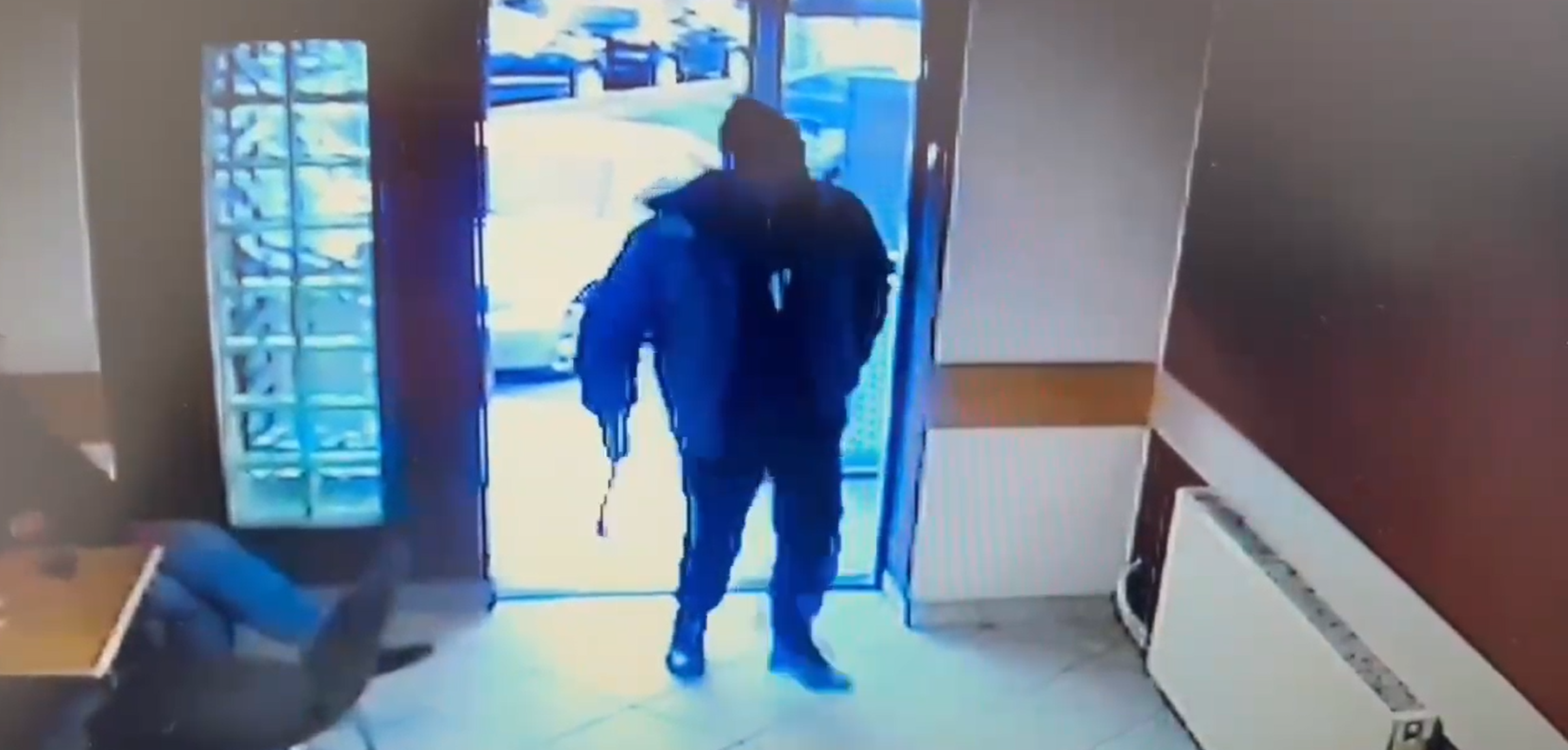 botosanean retinut a intrat cu toporul intr un bar