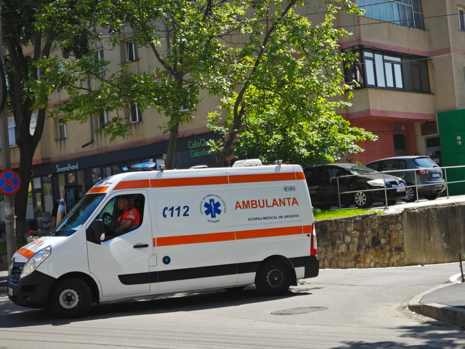 botosaneanca luata cu ambulanta de la slujba