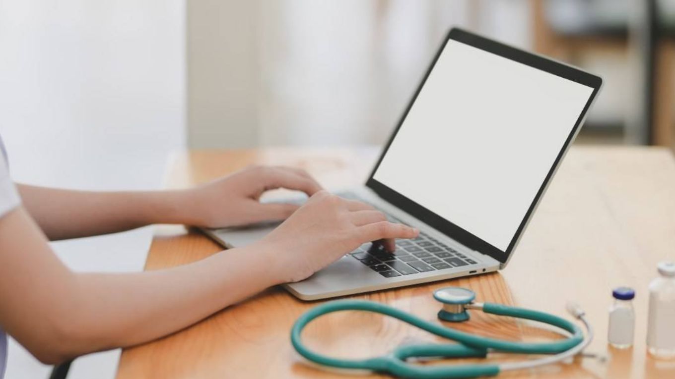 Botoșănenii își vor putea vedea online rețetele și istoricul medical: legea pentru platforma CNAS a fost promulgată