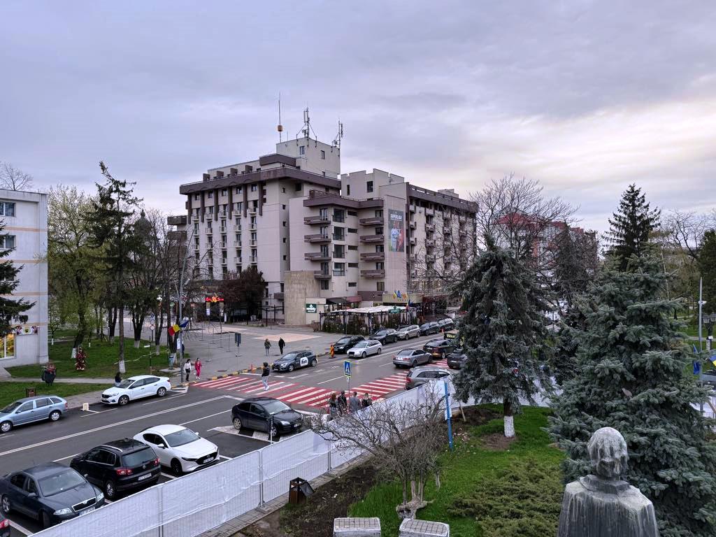 Încă un Cod Galben de vânt, șoferii atenționați să nu-și lase mașinile lângă arbori și stâlpi de electricitate 