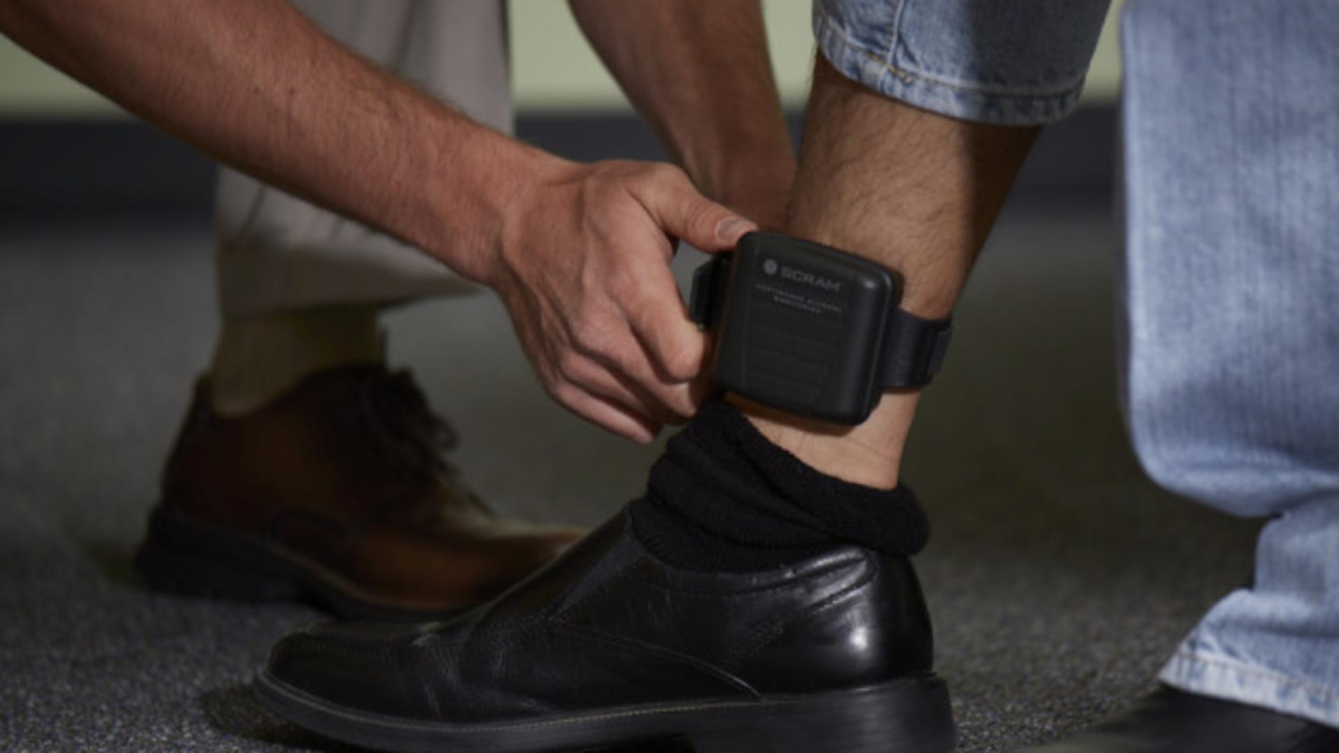 Tânăr din Botoșani ridicat de Poliție: Și-a distrus brățara de la picior și a încercat să se apropie de fosta iubită 