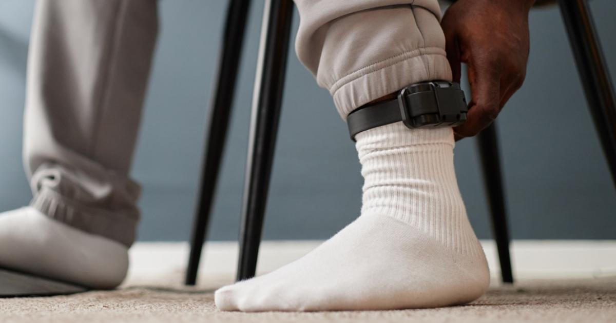 Un botoșănean nervos a distrus brățara montată de polițiștii