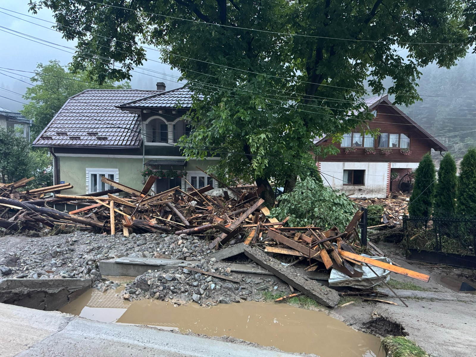 Dosare de daună avizate după inundațiile devastatoare, unul este de la Botoșani 