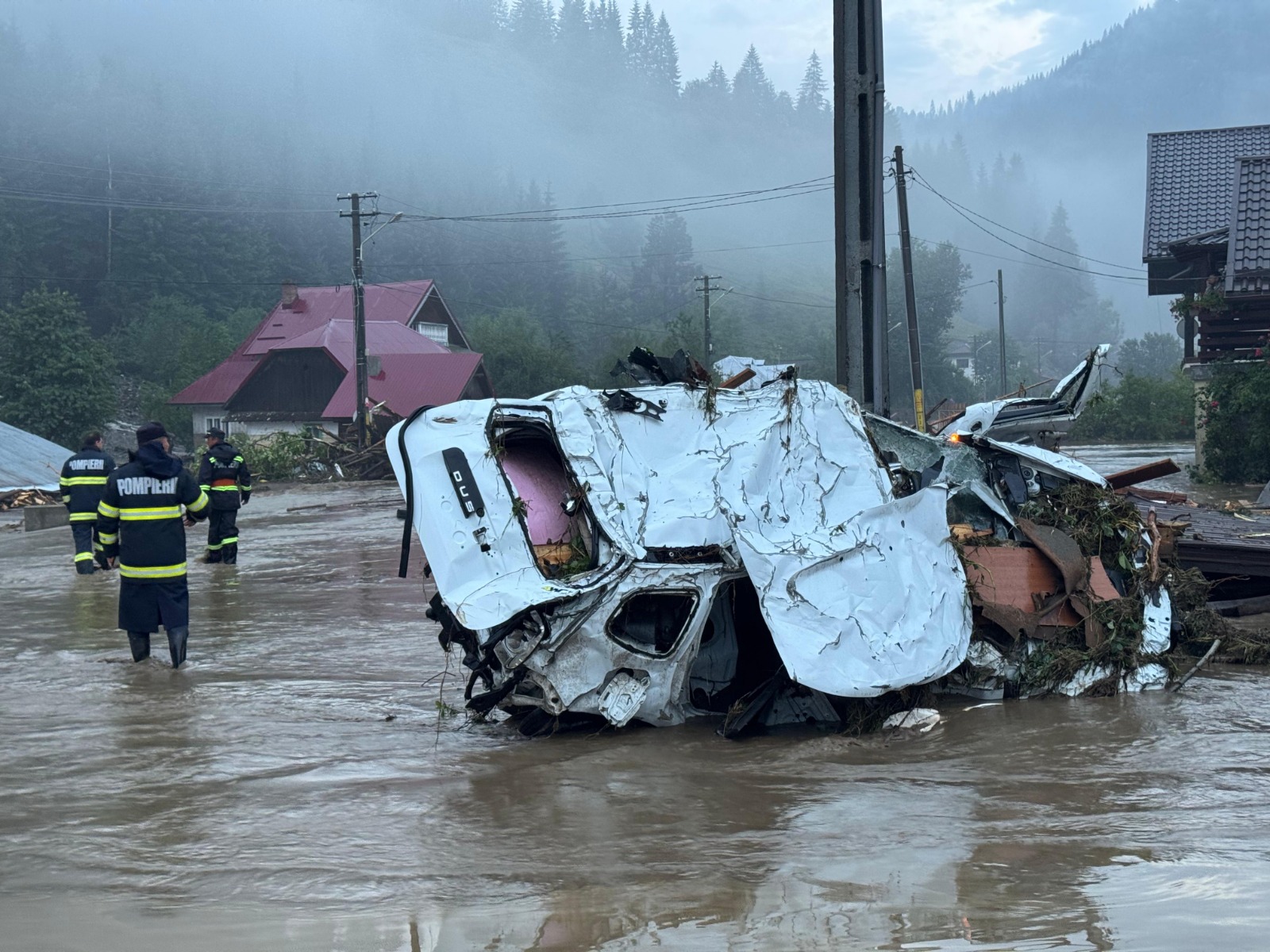 Au apărut escrocii care încearcă să facă bani pe suferința sinistraților din Broșteni