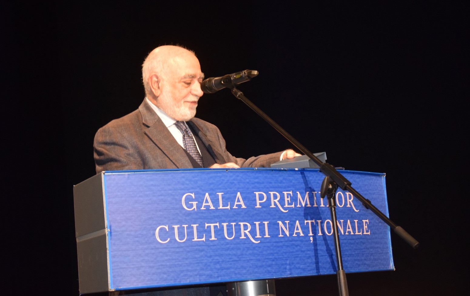 Un italian recunoscător a fost premiat pe scena teatrului: S-a spart zidul tăcerii – VIDEO