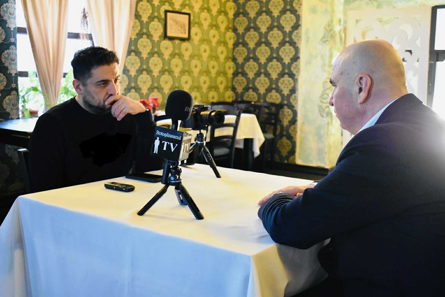 Premierul Ilie Bolojan pentru ”Botoșăneanul”:  Când dai vești bune, toată lumea se înghesuie să-și facă poze cu tine / Înfrângerile nu le mai vrea nimeni - VIDEO