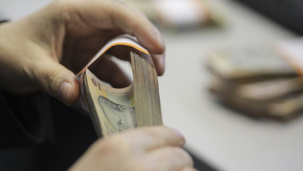 Sporurile bugetarilor TĂIATE din iulie, banii merg către ajutoarele la energie