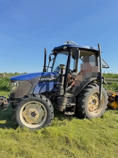 bunic pe tractor