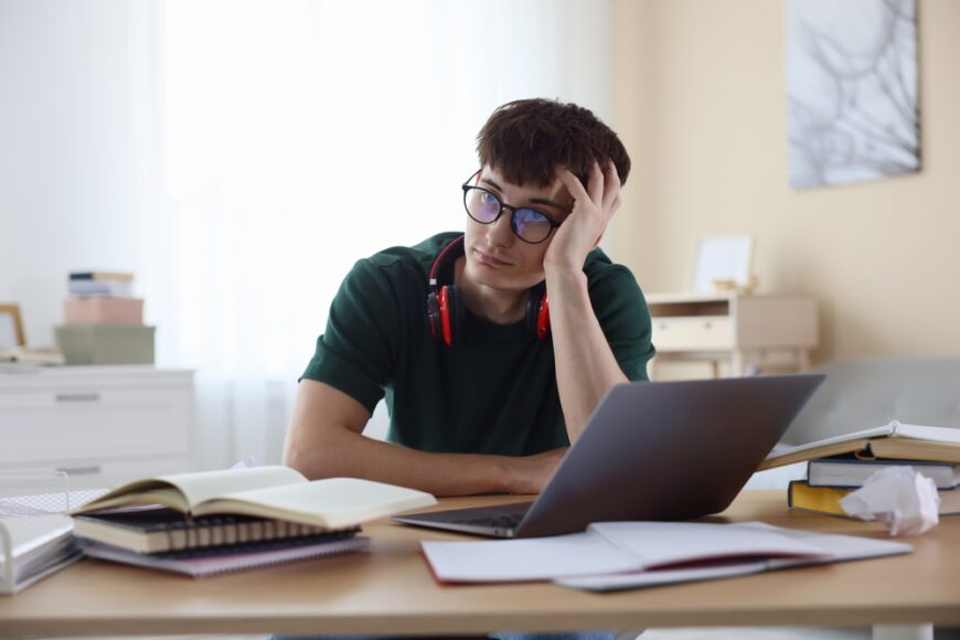 Burnout-ul, noul inamic al elevilor: Peste 300.000 de tineri, sub presiunea Evaluării Naționale și Bacalaureatului
