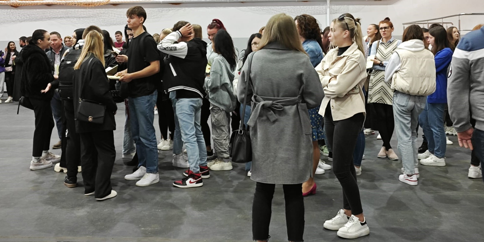 Sute de tineri prezenți la bursa locurilor de muncă pentru absolvenți