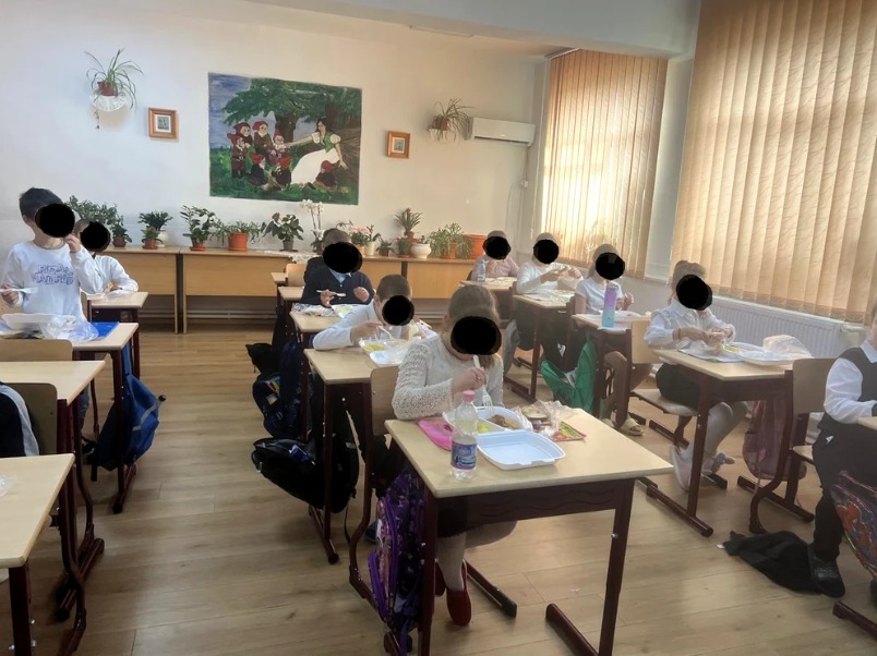 Localitatea din Botoșani în care copiii vin la școală pentru o porție de mâncare: Sunt copii care nu știau în ce mână se ține furculița, ce trebuie să mănânce