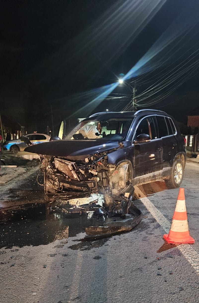 Accident pe drumul Botoșani - Suceava:  Doi răniți duși la spital