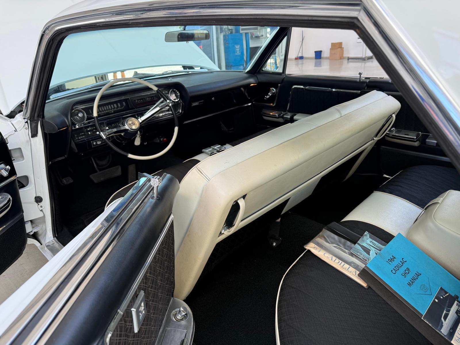 Mașină de colecție, la RAR Botoșani: Un Cadillac din 1964 a atras toate privirile
