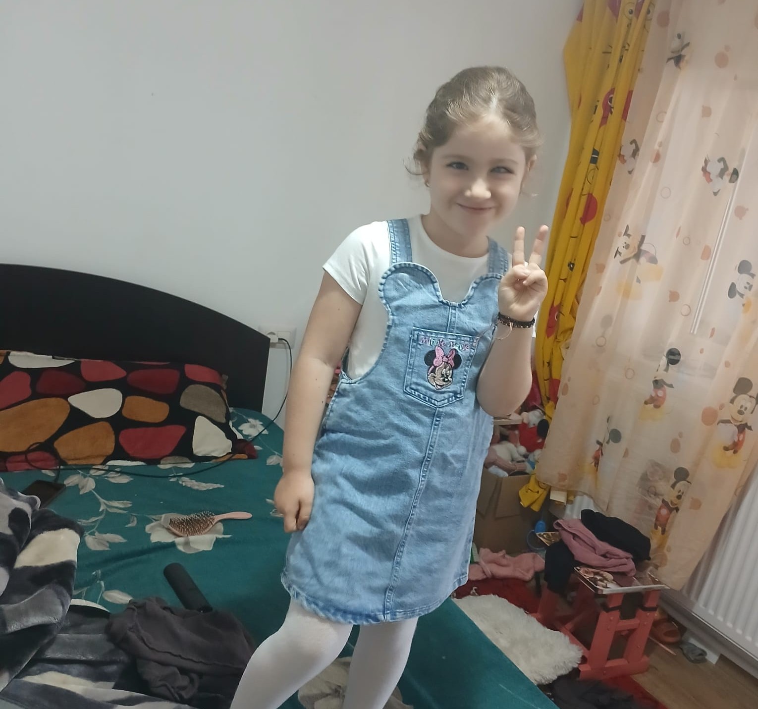 fetita care vede doar cu singur ochi