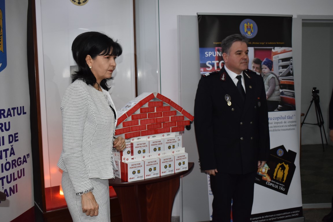 Campanie socială a pompierilor: Sute de detectoare de fum și monoxid de carbon pentru familii botoșănene – VIDEO 