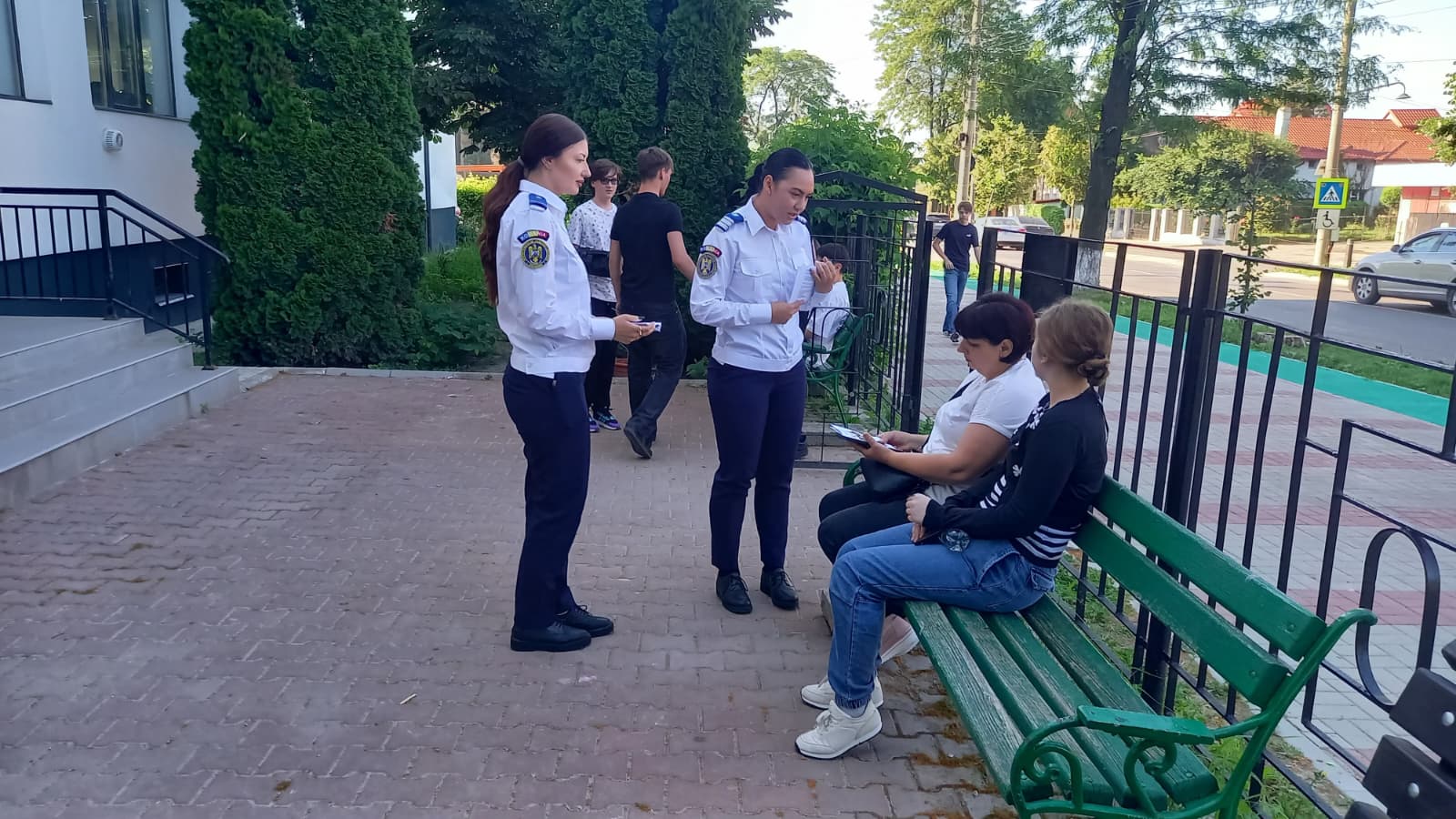 Oamenii în uniformă au ieșit în stradă să încurajeze părinții și copiii la Evaluarea Națională – VIDEO 