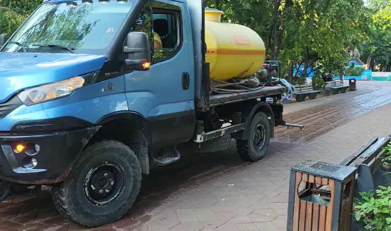 Urban Serv spală străzile din preajma școlilor, înainte de deschiderea noului an școlar 