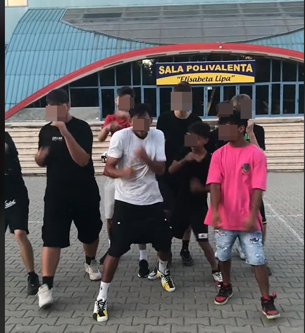 Gașca intrată în atenția Poliției după un TikTok: Noi suntem Centrul Vechi și vă dăm cu macete-n cap / Vă luăm zilele – VIDEO 