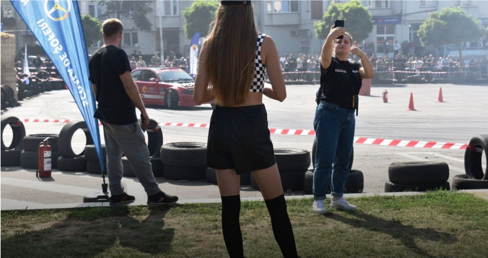 Spectacol cu mașini puternice la Cornișa, amatorii de senzații tari pot participa la „Taxi Drift”